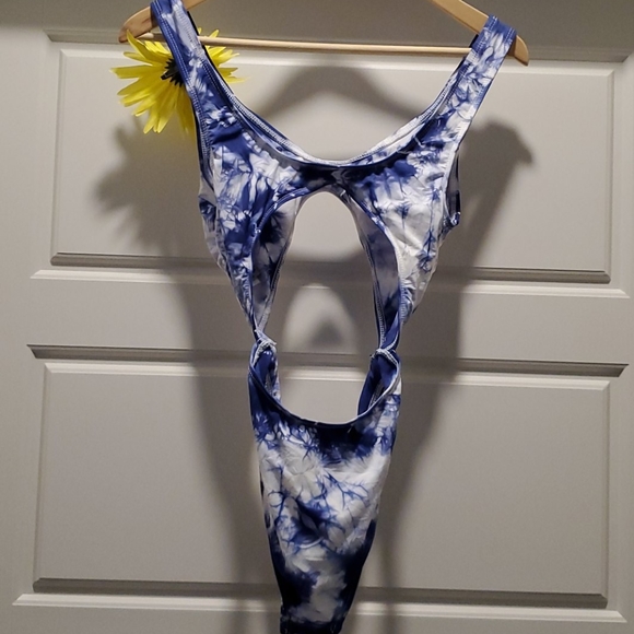 Tie-dye Cut out Swimsuit - Picture 2 of 4